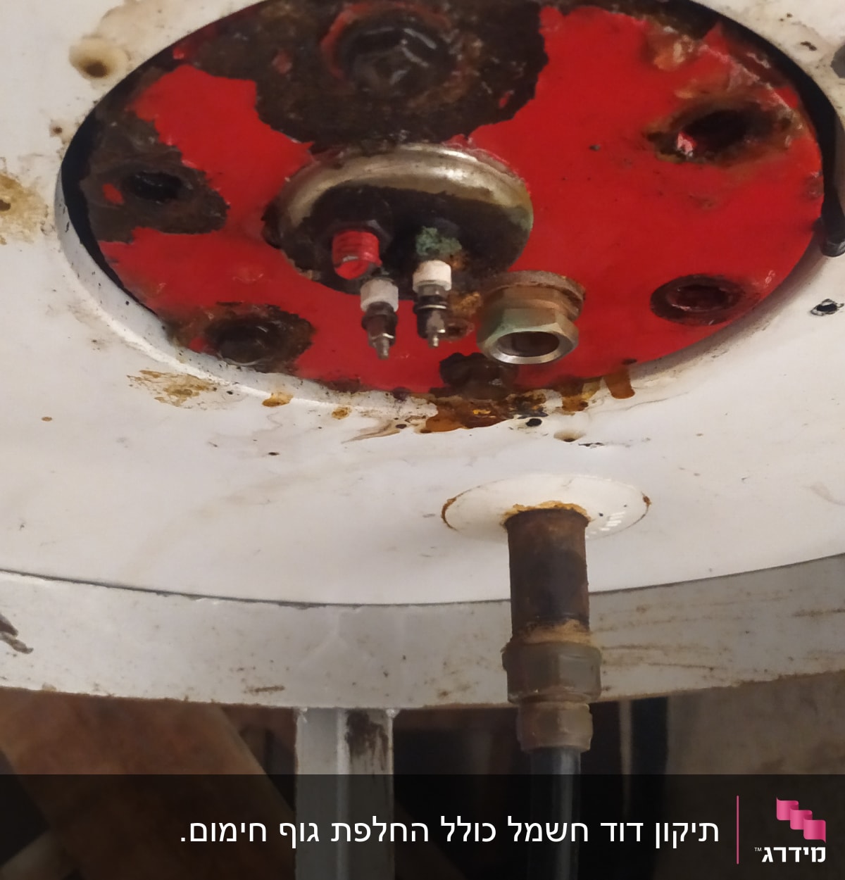 חלק תחתון של דוד שמש עם חיבורים וצינור